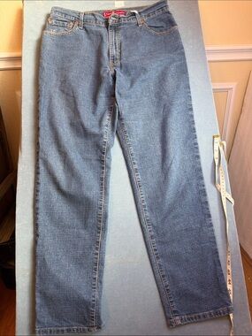 Levi’s Classic Relaxed Stretch 550 Women's Straight-Leg Jeans in Medium Blue